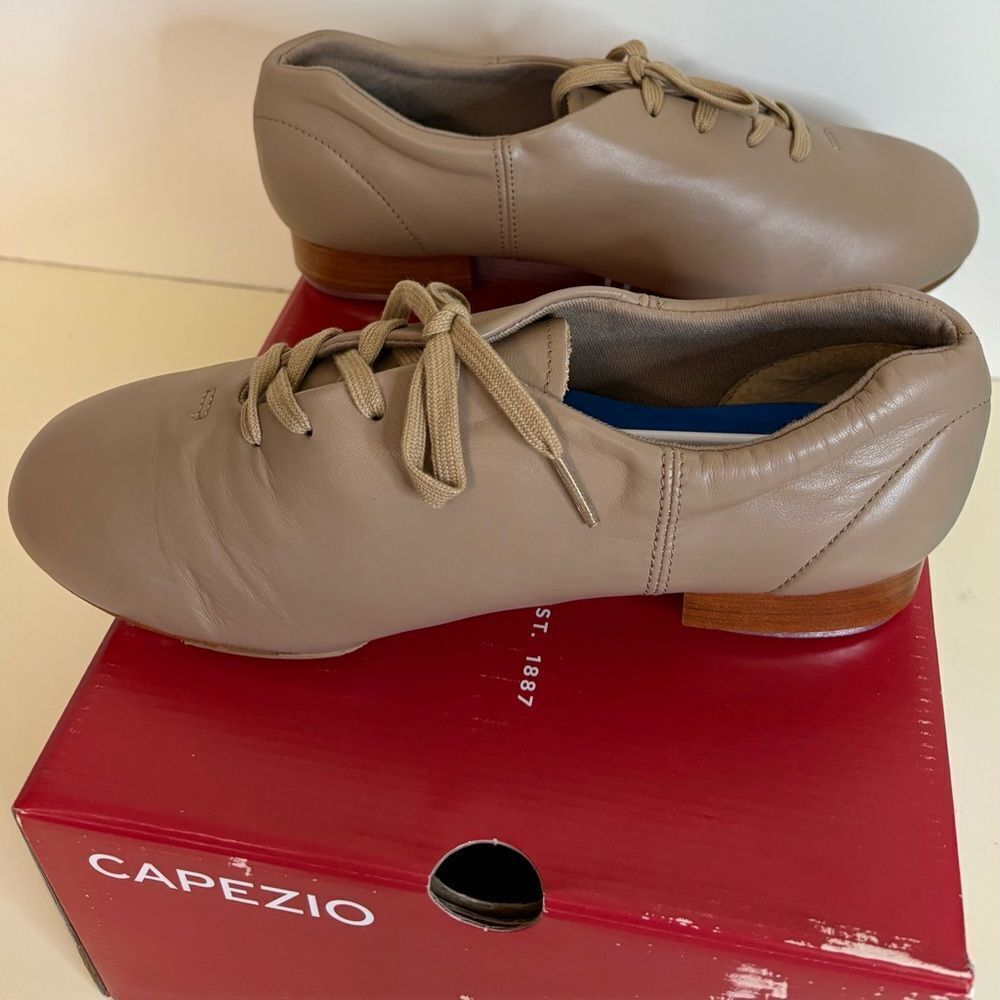 NIB Capezio FLEX MASTR TAP SHOE 10.5W
CG16-CAR10.5W